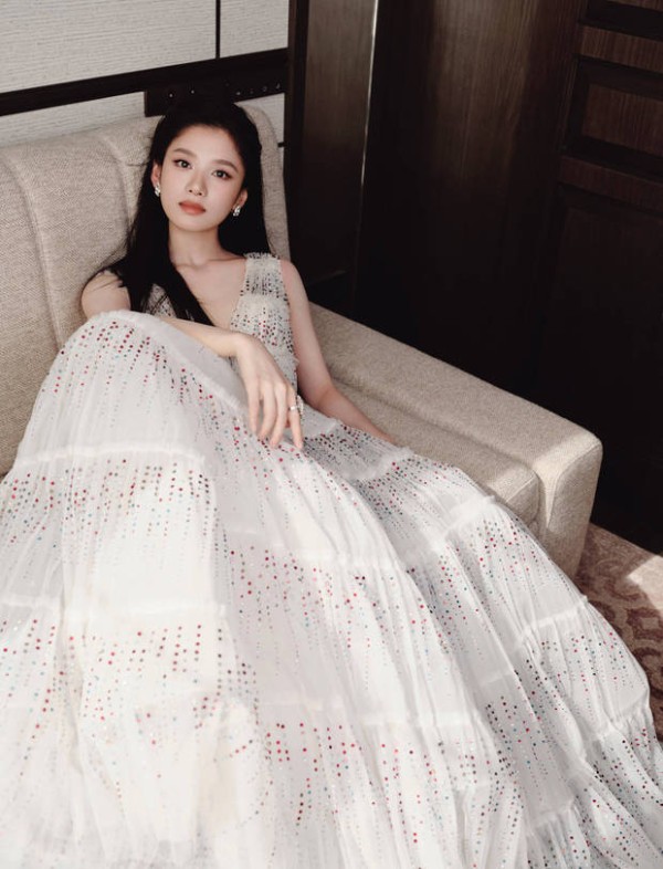 搜狐娱乐讯 11月20日，张婧仪在社交平台公开一组活动美照，照片里的她穿白色纱裙，优雅大方。