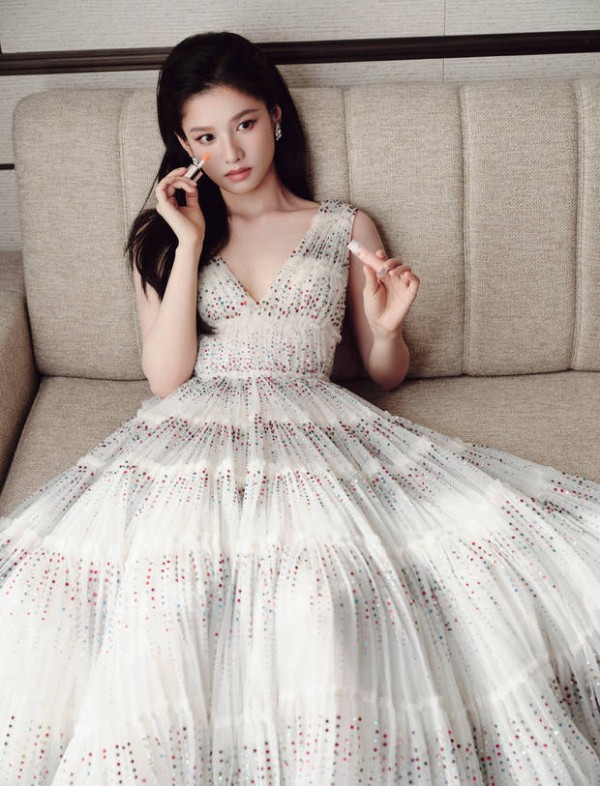 张婧仪手持口红，魅力撩人。