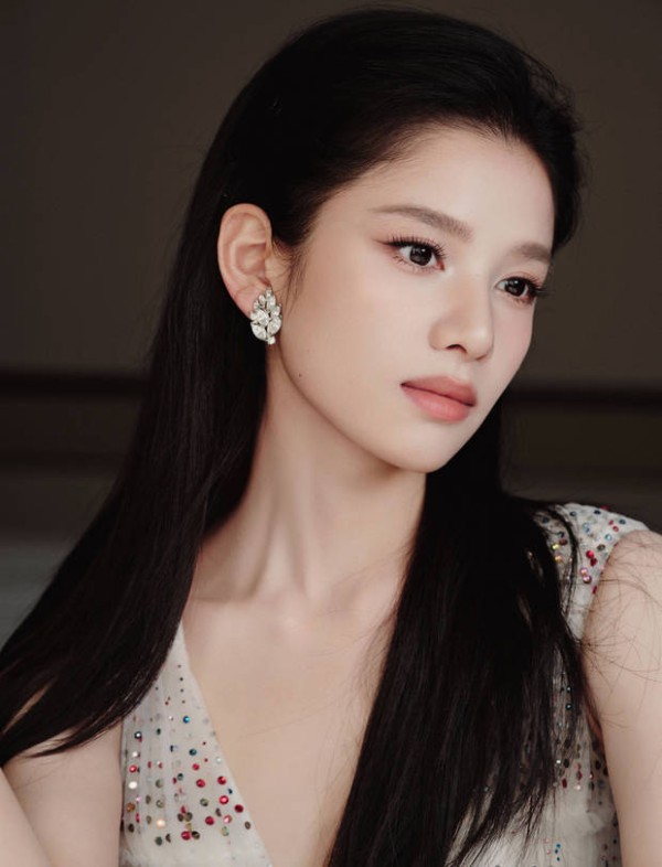 张婧仪五官精致。