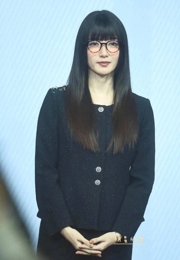 搜狐娱乐讯 20日,江疏影参加活动的现场图曝光,她梳着齐刘海发型,戴着圆框眼镜,穿着黑色套装秒变“麻辣女教师”,