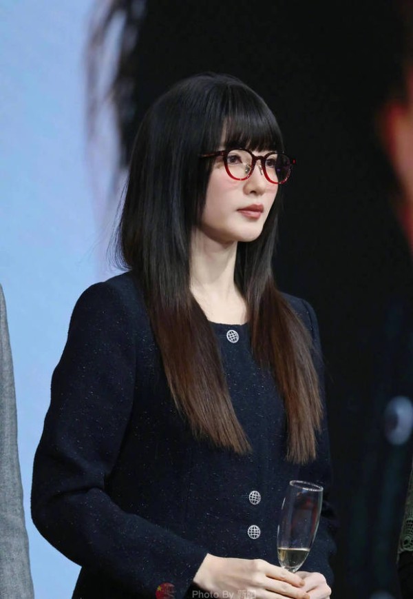 有网友看到后表示,江疏影这套造型很像他的高中英语老师。