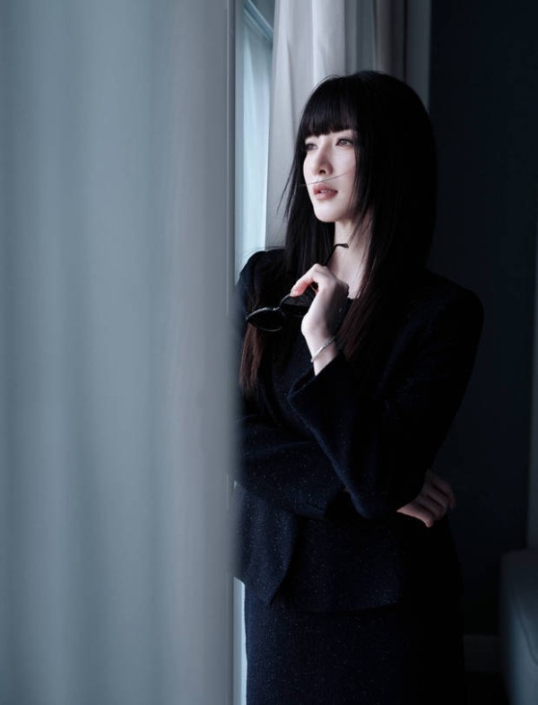 江疏影侧颜精致,美貌养眼。