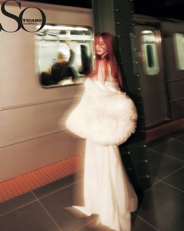 张天爱一身白色长裙宛若神圣天使。