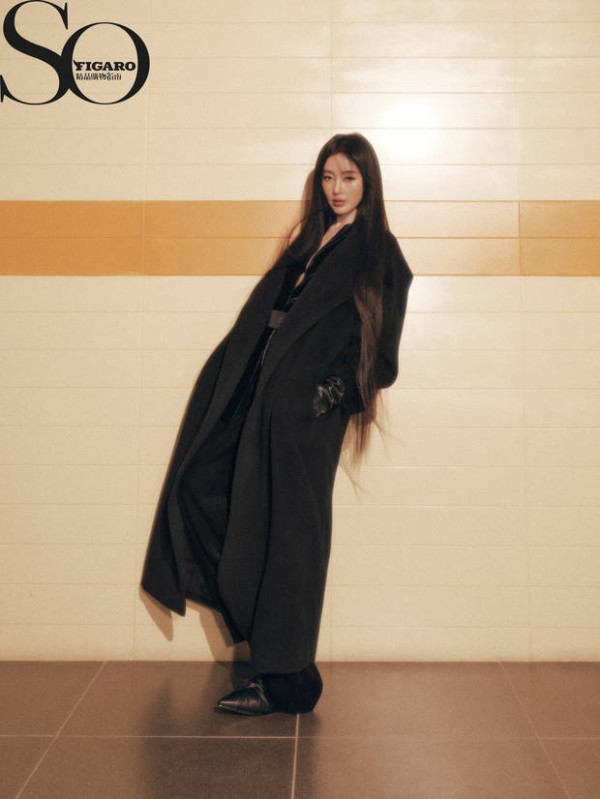 张天爱长发及腰，女神范儿十足。