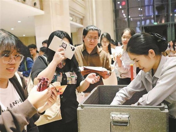 看演出领“彩蛋”！厦门嘉庚剧院“轻周边”吸引观众打卡收藏