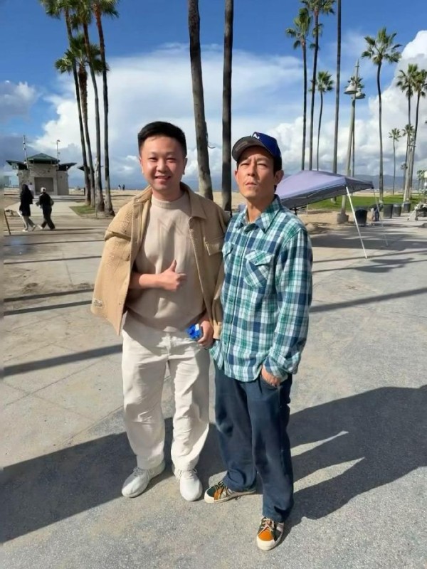 面相变了！45岁陈冠希近照曝光，弓腰驼背真老了，网友：越来越像赵本山