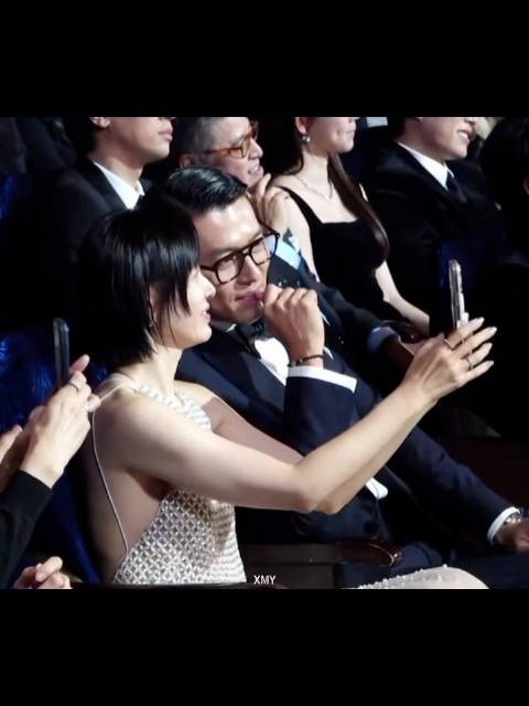 两口子完全沉浸在二人世界里了