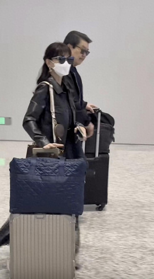 赵雅芝三代同堂现身机场，45岁次子携女儿罕露脸，与继父相处融洽
