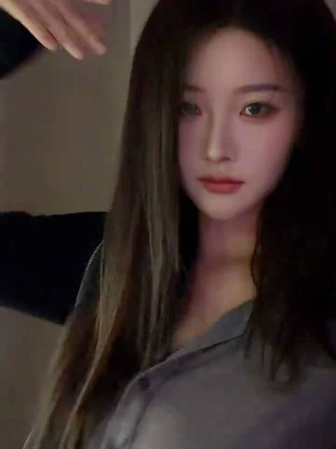 周诗雨Chanel手势舞灵动撩发引关注