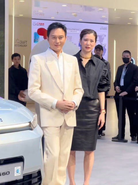 张智霖袁咏仪一个像车模一个像总监