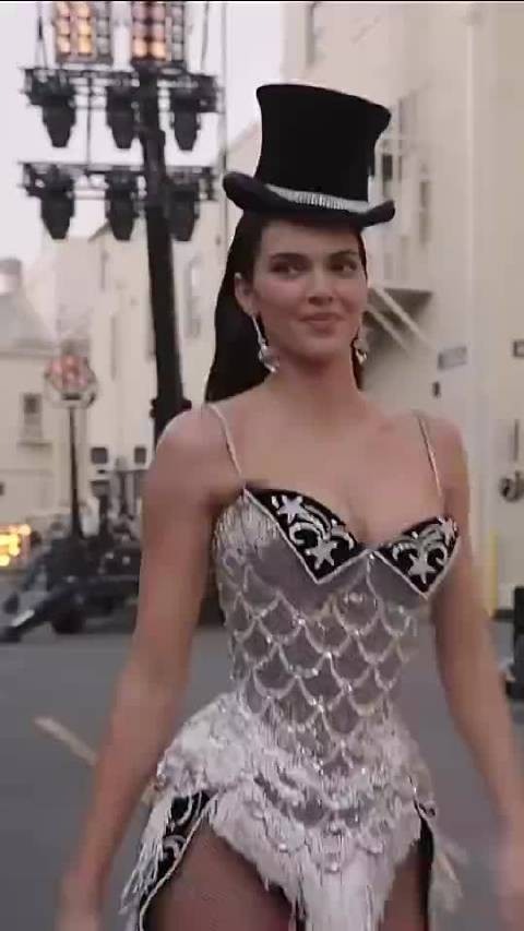 肯豆·詹娜先前为好莱坞大秀开场，布克会后悔吗？