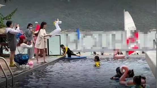 贾乃亮来真的?一天两次现身李小璐小区,贴心带披萨做按摩疑复合