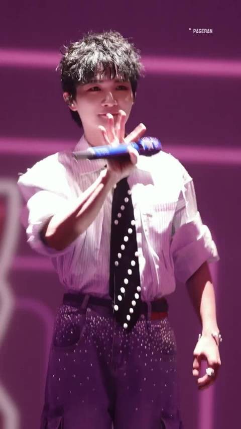 周深听到大家一起喊“宝贝”的反映，太真实了！