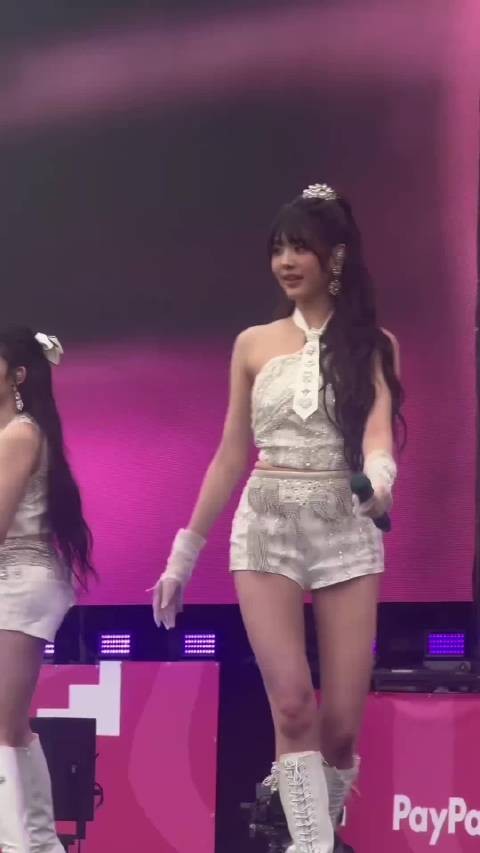 张元英堪称从头美到脚，而且一颦一笑都这么妩媚，怎么能让人不喜欢呢