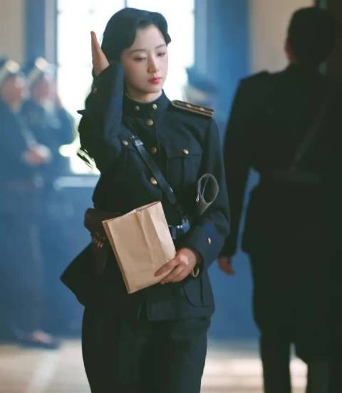 短剧新题材：美女股长白天特务晚上阻击手