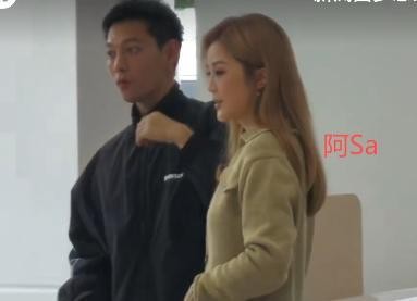 蔡卓妍低调现身广东4S店，当场下单46万豪车，与小10岁男友热恋中