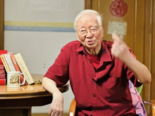 茅盾文学奖得主王火在成都逝世，享年103岁