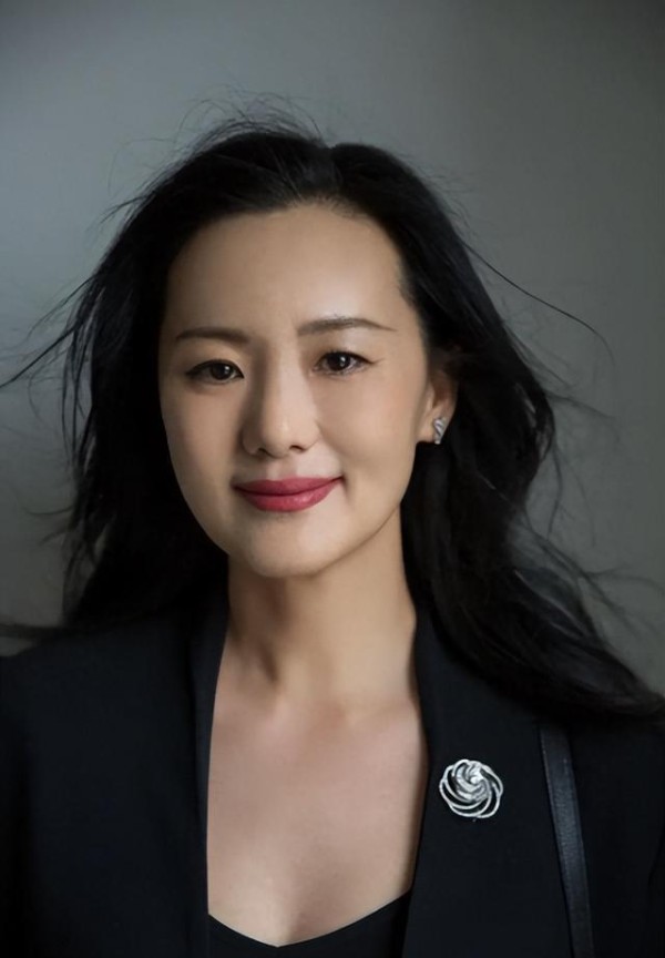 别为咏梅惋惜了！事实证明，金鸡奖败给宋佳的她已走上另一条大道