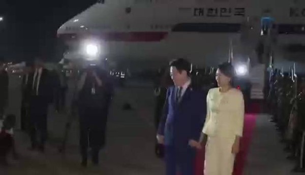 李在明夫人被南非欢迎仪式吓一跳:小伙冲上前秀舞姿,金惠景一惊缩身