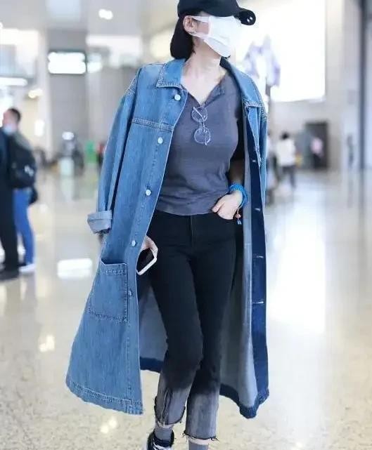 许晴56岁了，机场穿搭不露背不露腰，普通人25岁都难以打造这状态