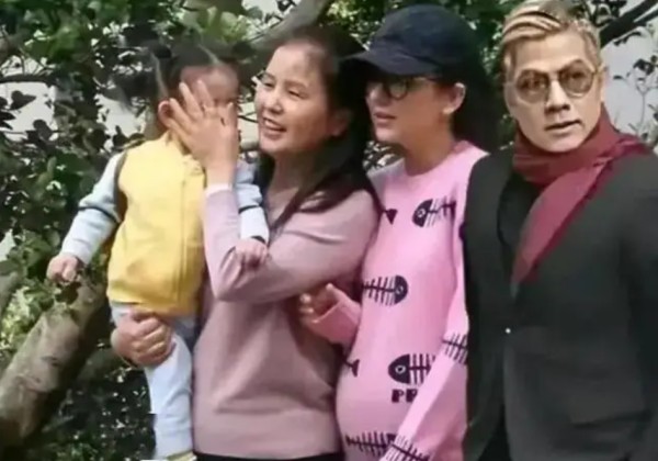 同龄不同态，59岁郭富城与小4岁岳母合影，画面跨越一代人！