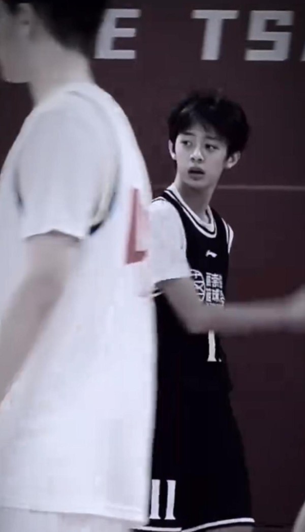 偶遇孙俪儿子，等等帅而自知撩头发好帅，颜值与董洁儿子不相上下