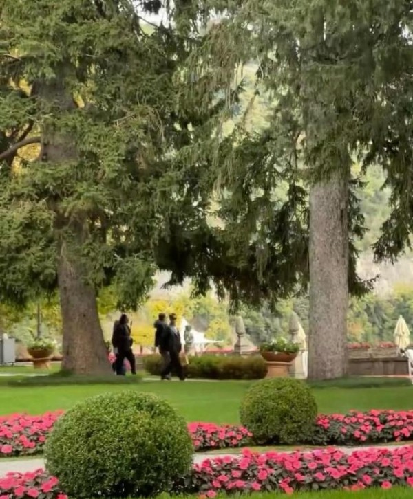 王心凌吴克群被偶遇，曾多次合体同游逛街，被扒出多个同款饰品