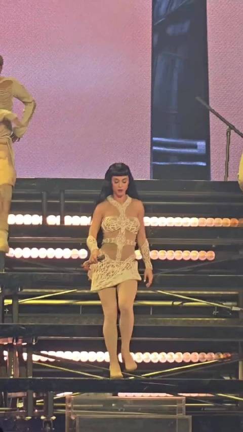 我水果姐解下裙摆扔掉的动作也太帅了吧