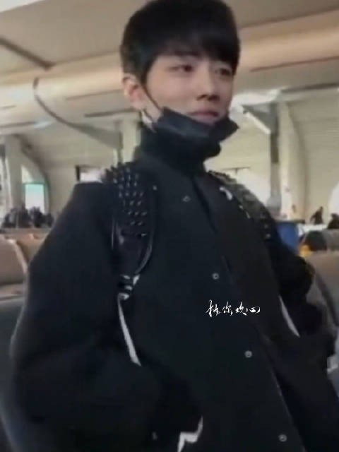 肖战机场与粉丝唠嗑之重庆话篇，听到有人叫他赞赞儿，真的好亲切啊～xz