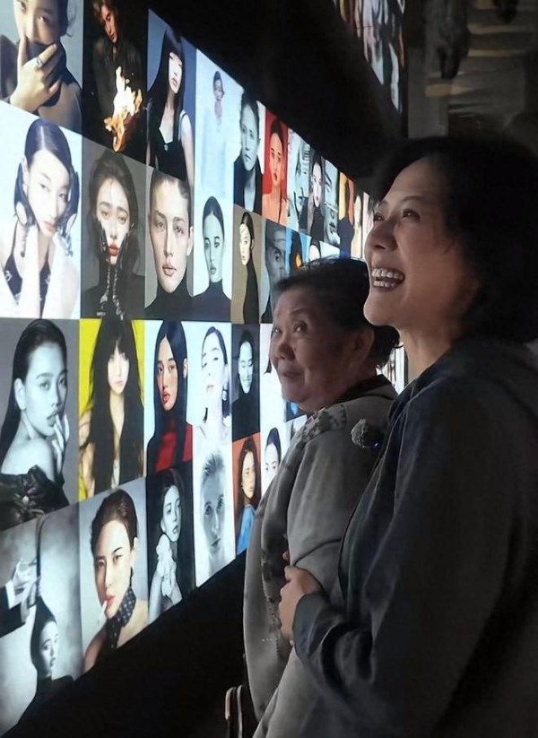 汪涵老婆带82岁母亲拍照，47岁杨乐乐掉泪了，透露从芒果离职原因