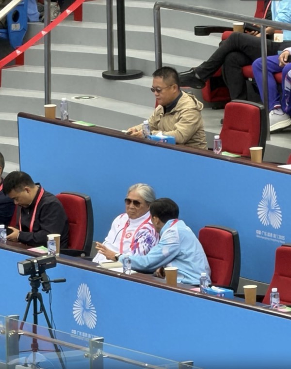 79岁霍震霆在珠海看网球赛，与观众握手表现亲民，被搀扶上下楼梯