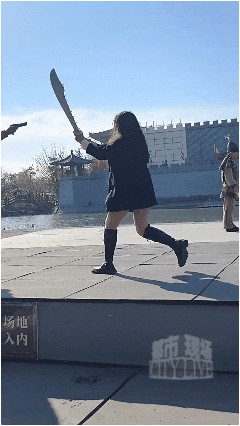 清明上河园演出惊魂：游客持“七斤仿真刀”砍 “金国将军”，演员呼吁：游客互动时请手下留情