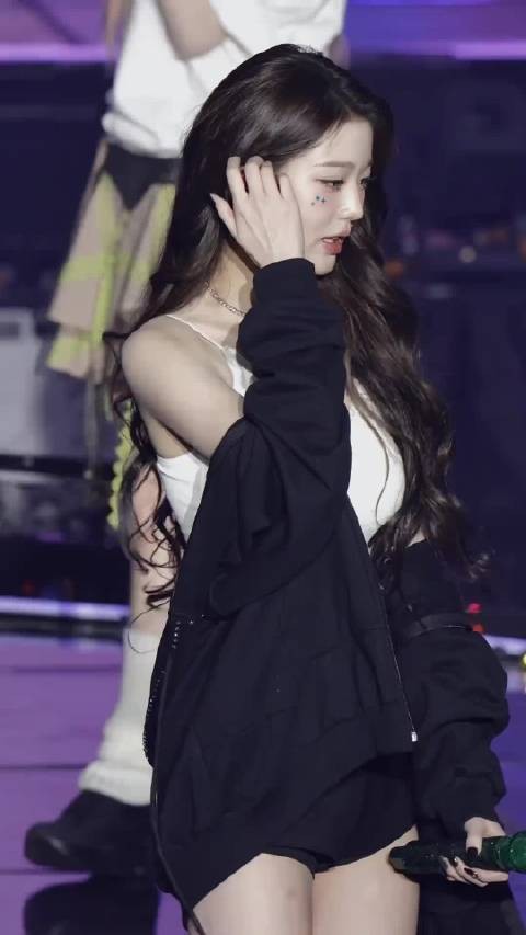 张元英这种大波浪慵懒大卷蓬松又有弹性的风格还是挺养眼的!