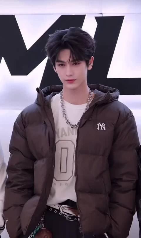 好权威的一张脸,帅得像AI生成的一样!