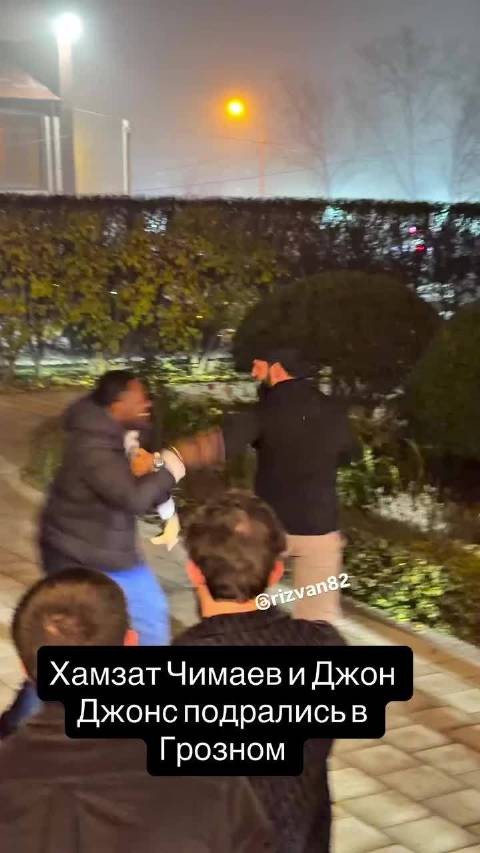 骨头琼斯车臣切磋遭奇马耶夫放倒，现场敲定正式对决