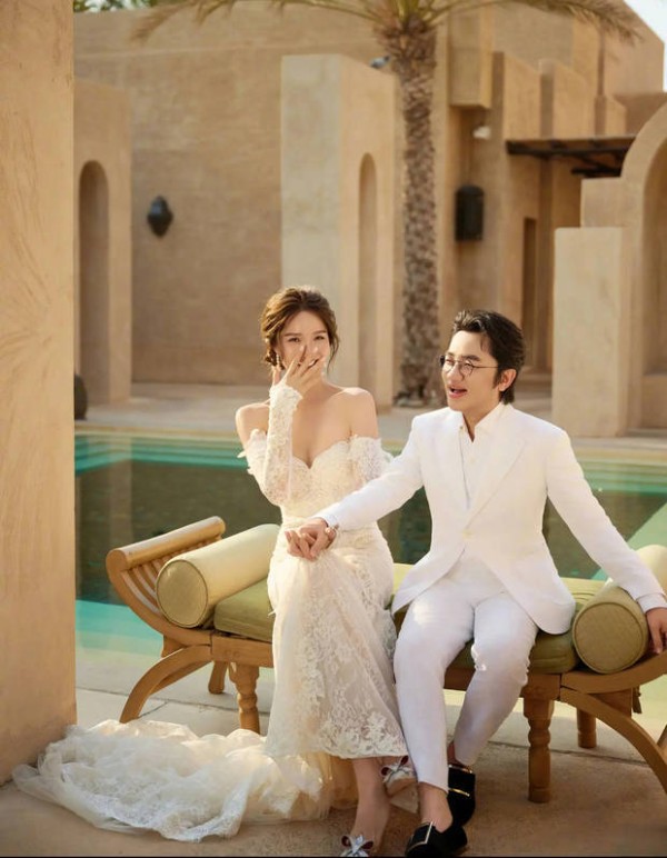 据悉，2010年11月11日，王祖蓝自曝与李亚男恋情。2014年11月19日，王祖蓝在TVB台庆现场，突然跪地向李亚男送上惊喜求婚，令李亚男惊喜含泪答应。