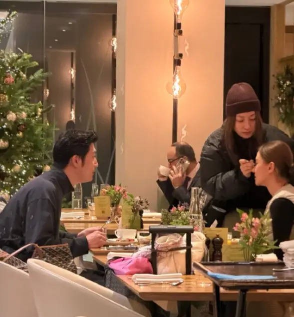 窦骁何超莲在英国伦敦约会被偶遇！情侣二人感情甜蜜