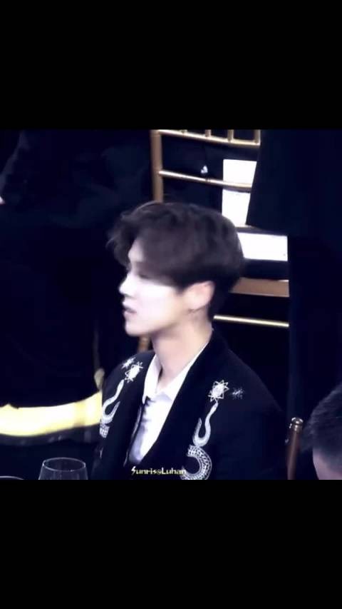 鹿晗吃面离座被偶遇，凳上臀印引热议