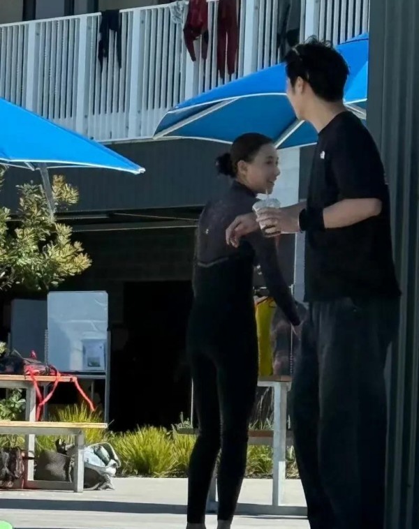 伦敦偶遇窦骁何超莲，女方边吃饭边有化妆师补妆，男方目光难移！