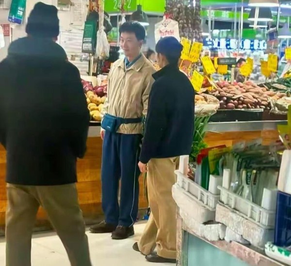 40岁黄轩现身北京菜市场买菜，腰间系着腰包，打扮朴素叔味好重！