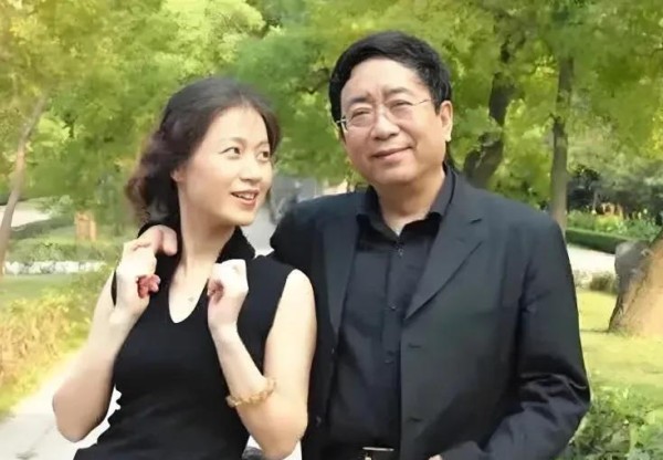 79岁余秋雨近况,和马兰回安徽,丁克多年没孩子,放弃舞台太可惜