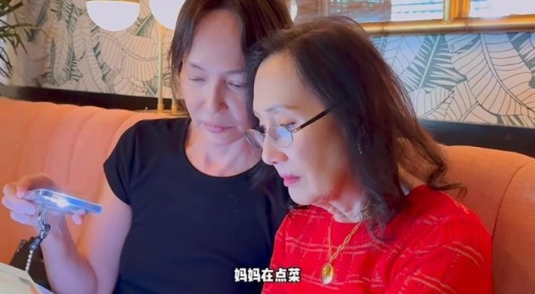 邵氏第一美女胡燕妮80岁大寿,儿子尹子维带徐冬冬赴美庆生,相处很融洽
