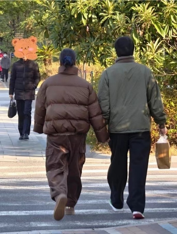 朱丹和周一围牵手散步,患难夫妻很好磕