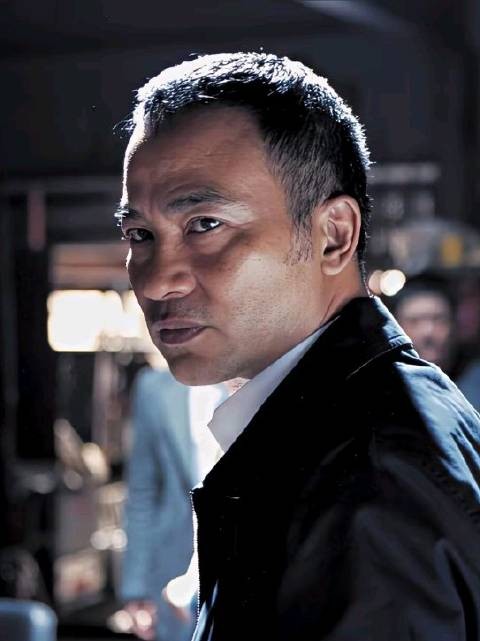 70岁任达华活动现场摔倒翻滚引喝彩,拍片300部自律出名