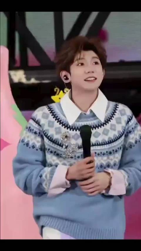 王源演唱会展现青涩活力，率真性格获赞