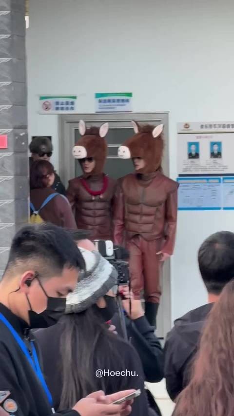 此视频叫几匹马和一个民族帅哥 怎么就刘耀文穿的帅啊