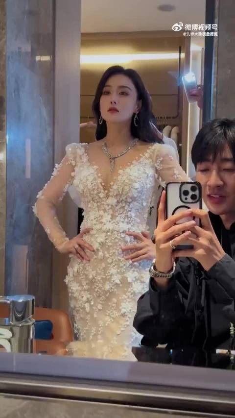 张馨予后台拍摄，真漂亮