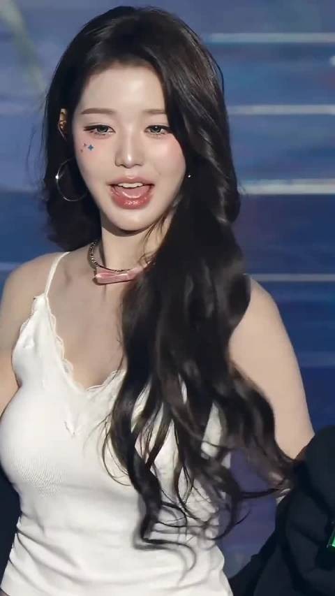 注意看，张元英的舌头好灵活