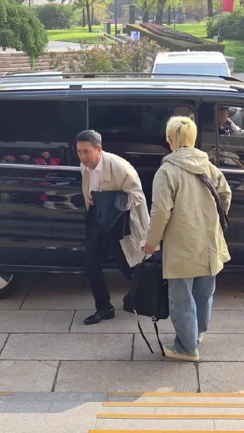 张嘉译梅婷同框出席活动