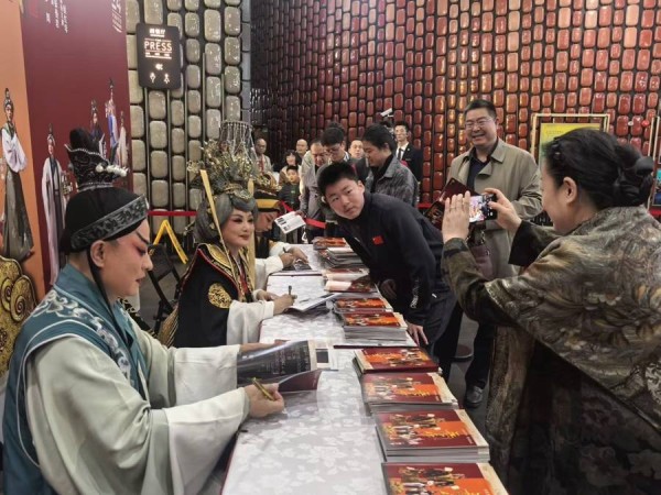 这些难忘的动人瞬间汇聚成光,让艺术节的美好与温暖直抵人心